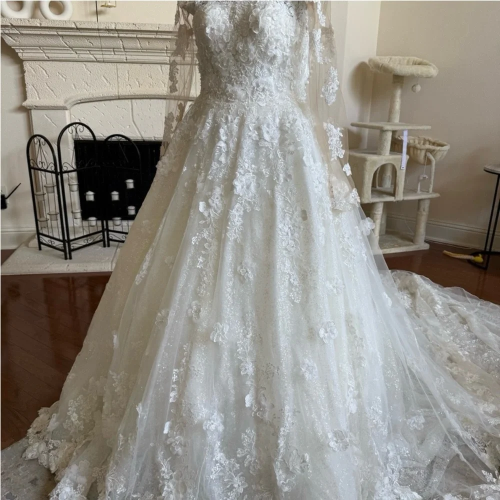 Elegant White Lace Wedding Dress - Picture 2 of 9